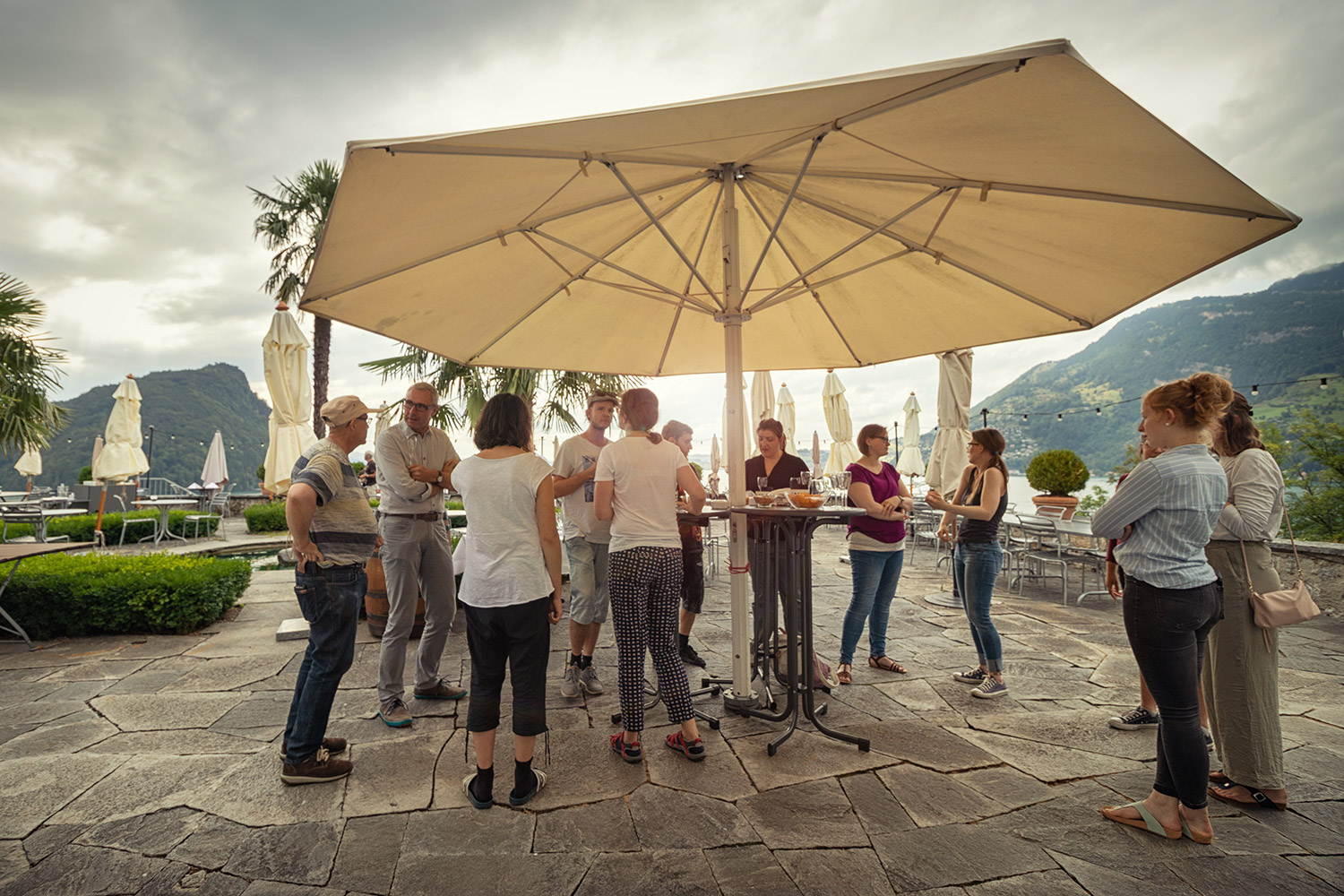 Eine Gruppe Personen auf einer Terasse beim Apero