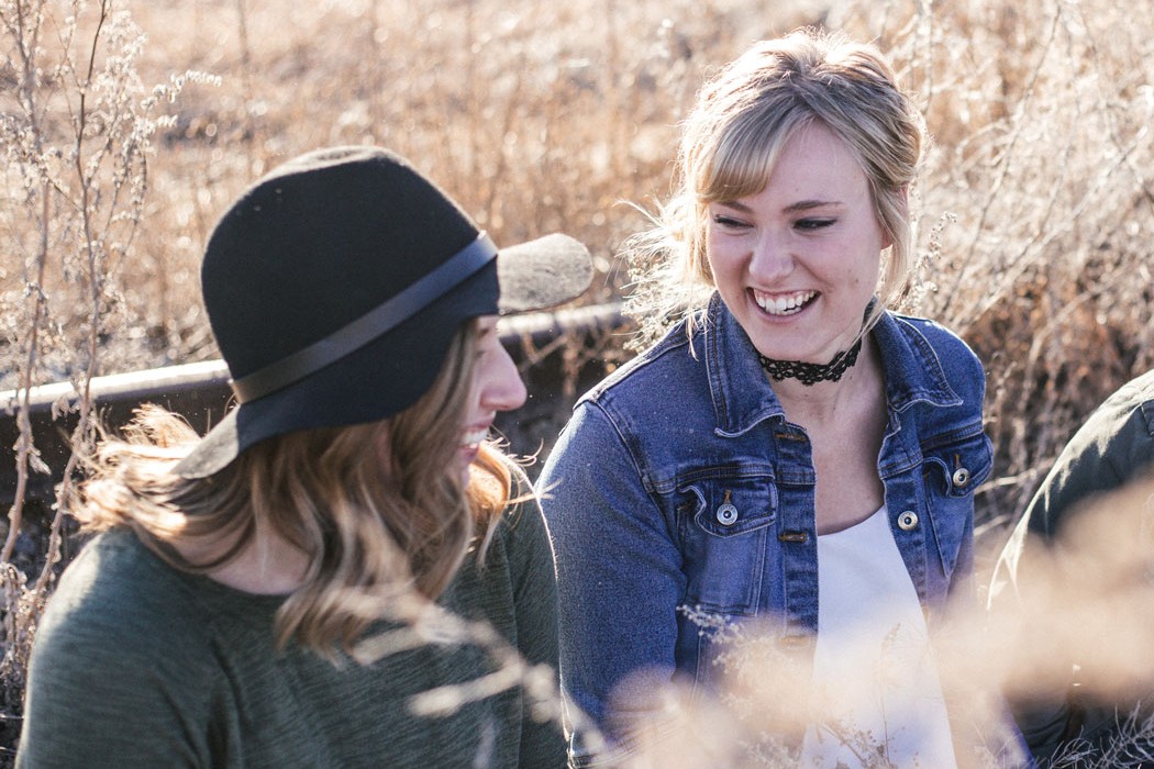 zwei junge Frauen in der Natur